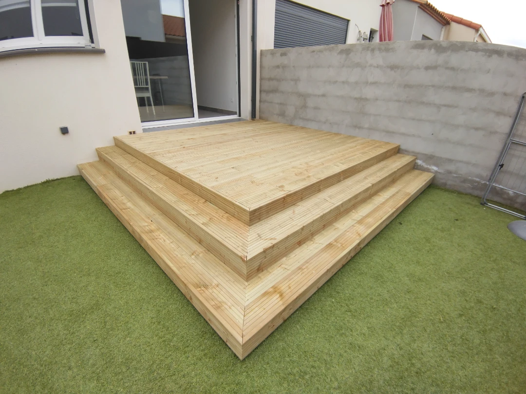 maconnerie-terrasse-en-bois-dans-un-jardin