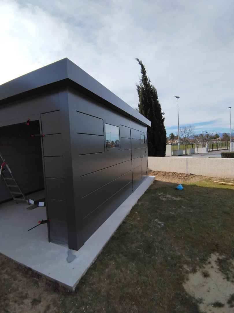 travaux-garage-realise-dans-un-jardin