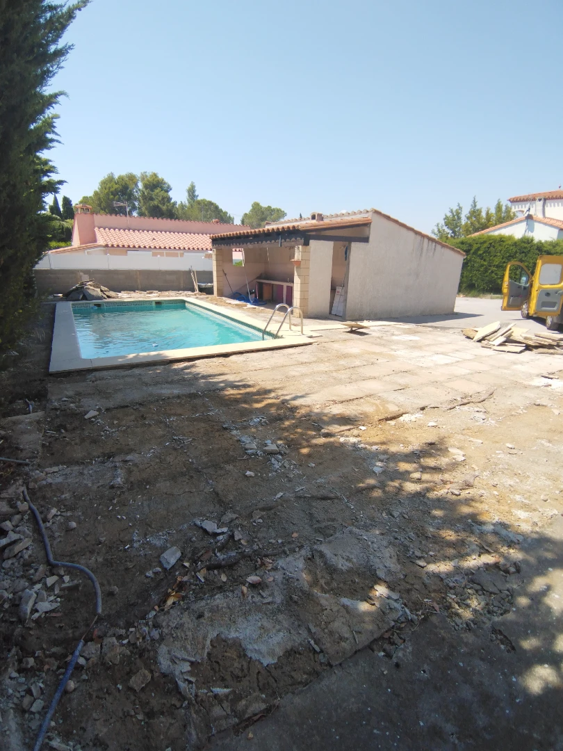 debut-des-travaux-d-une-piscine-dans-un-jardin