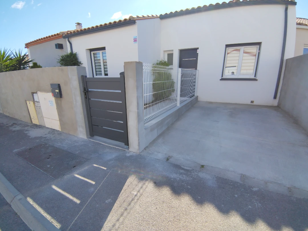allee-betonnee-realisee-devant-une-maison